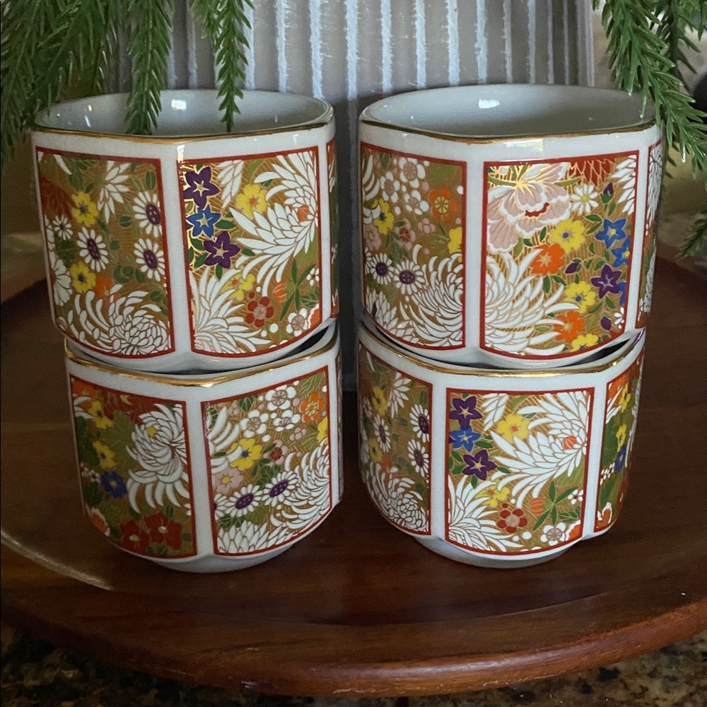 Set of 4 Japanese porcelain tea cups (yunomi) in traditional Kutani ware style.